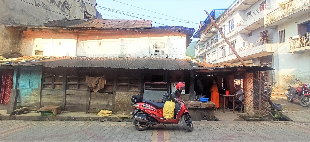 बुटवलको पुरानो बटौली बजारमा रहेको आठ दशक पुरानो हलुवाई मिठाइ पसल। तस्बिरः भगवती पाण्डे/सेतोपाटी